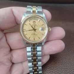 gold steel All original automatic movement men's size. Beautiful watch.