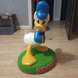 Donald Duck Memerabila Statue