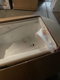 EverClean 60 in. x 32 in. Whirlpool Bathtub with Right Drain in White
