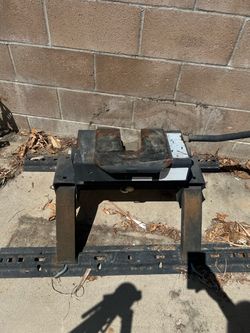 Fifth wheel hitch