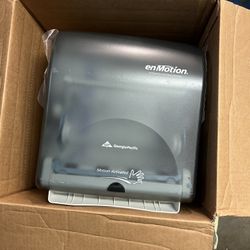 En Motion Automated Touchless Dispenser