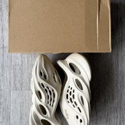 Yeezy adidas Foam RNNR Sand Size 7 Woman 8 - 8.5