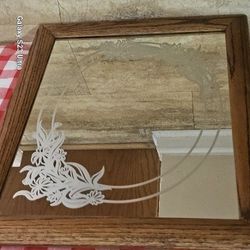 🪞$15 VINTAGE OAK MIRROR FLORAL ETCHING🪞