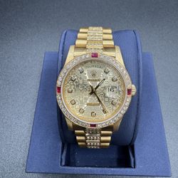 1990 vintage Rolex Day-Date “Presidential” in solid 18K yellow gold.