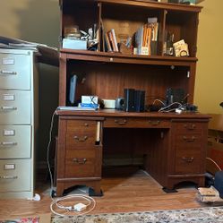 Computer Work Desk & Overhead Hutch 