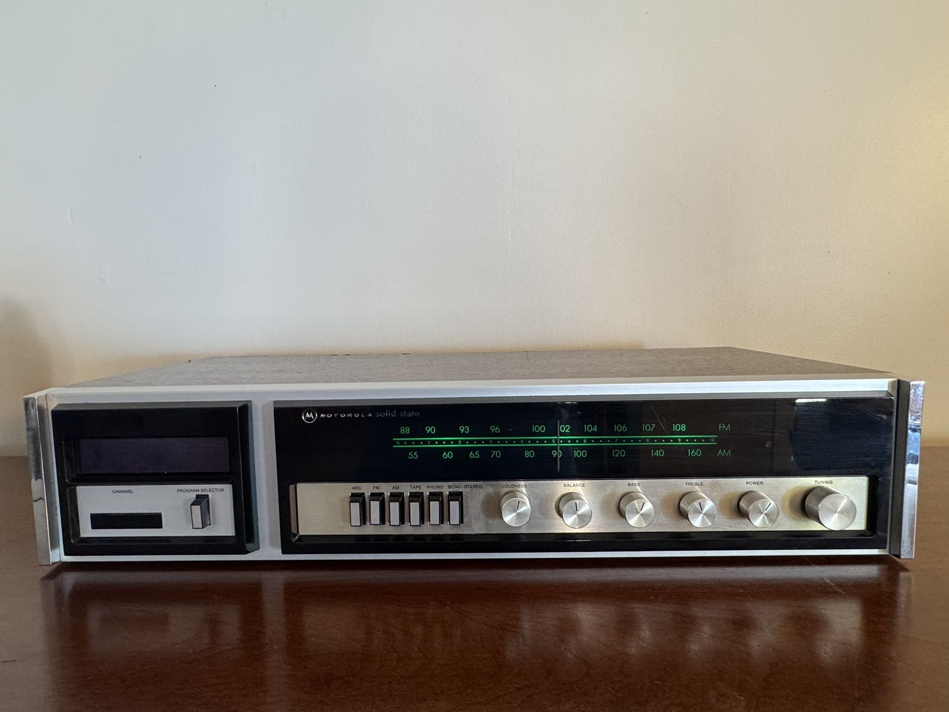 Vintage Motorola Stereo Receiver w/ 8-Track Player – Retro Hi-Fi AM/FM