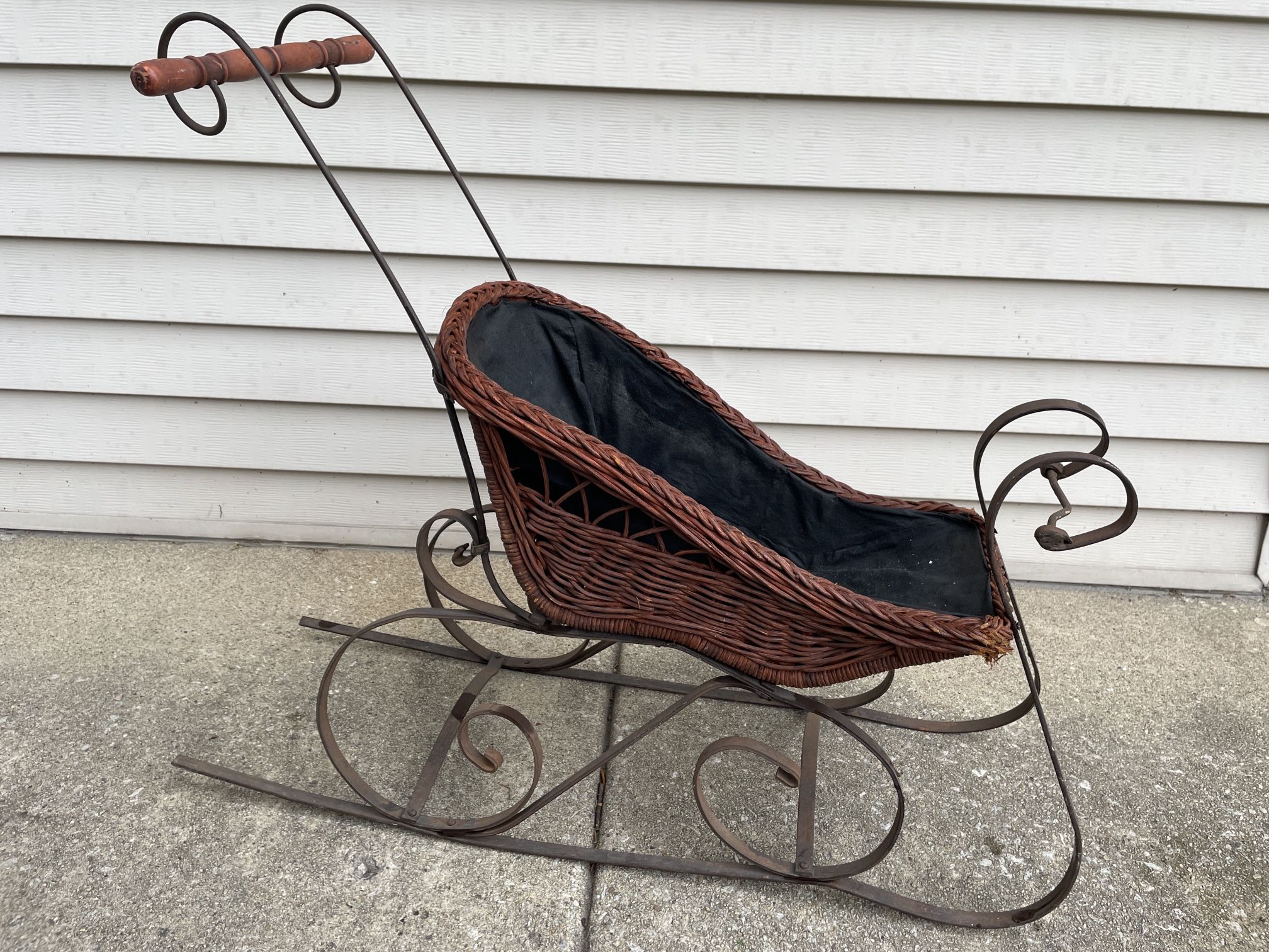 🛷Vintage Wicker & Metal Sled 🛷 