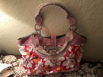 Brand new raspberry colored Guess Lucy purse-never used