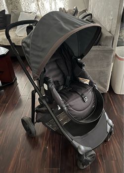 Stroller Graco Ready2Grow with a large storage basket