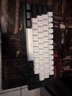 Small gaming keyboard. Multiple light settings.