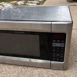 Frigidaire FFCE2278LS 1200-watt Countertop Microwave, 2.2 Cubic Feet, Stainless Steel