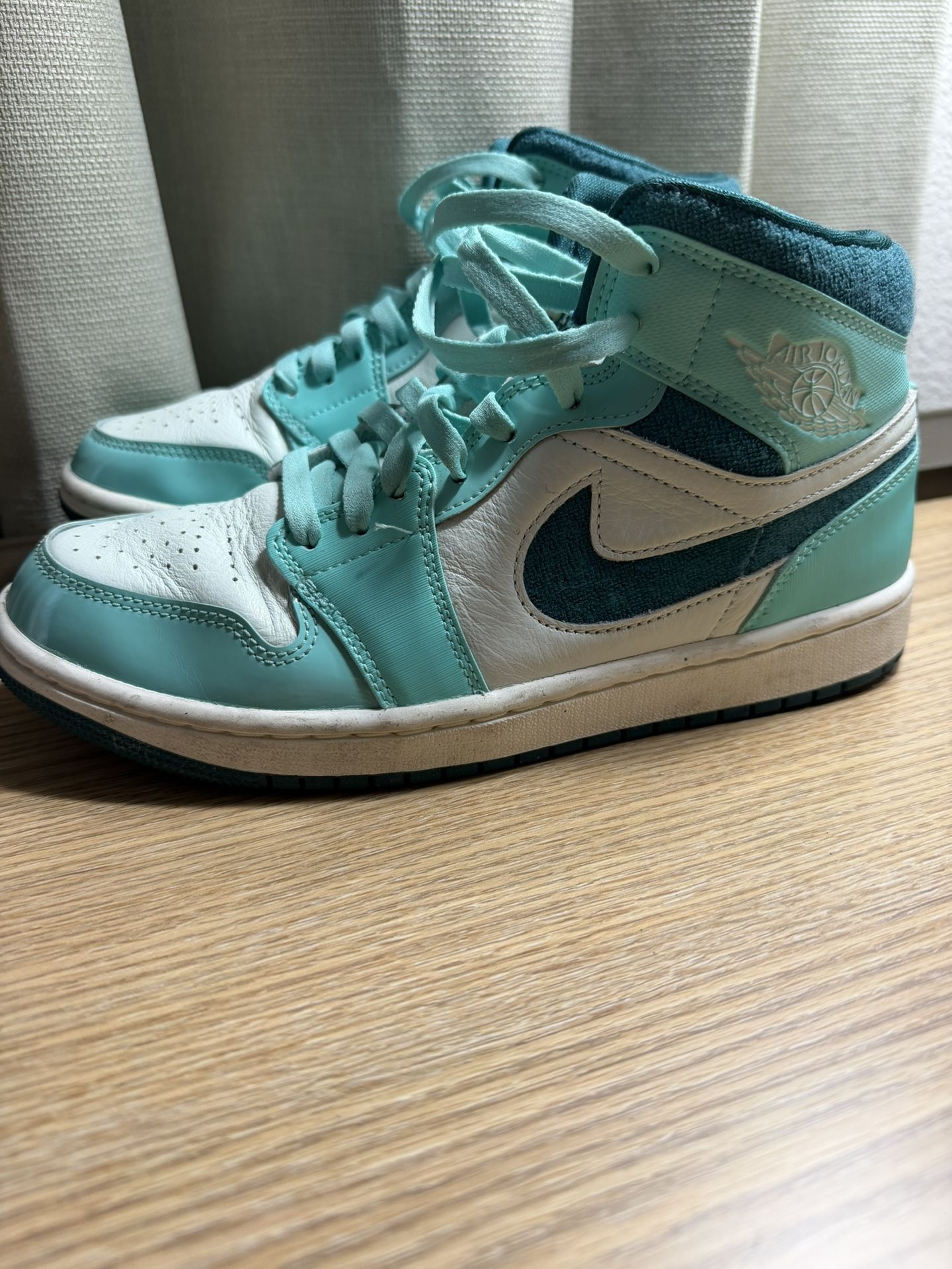 Jordan 1 Mids Chenelle bleached Turquoise
