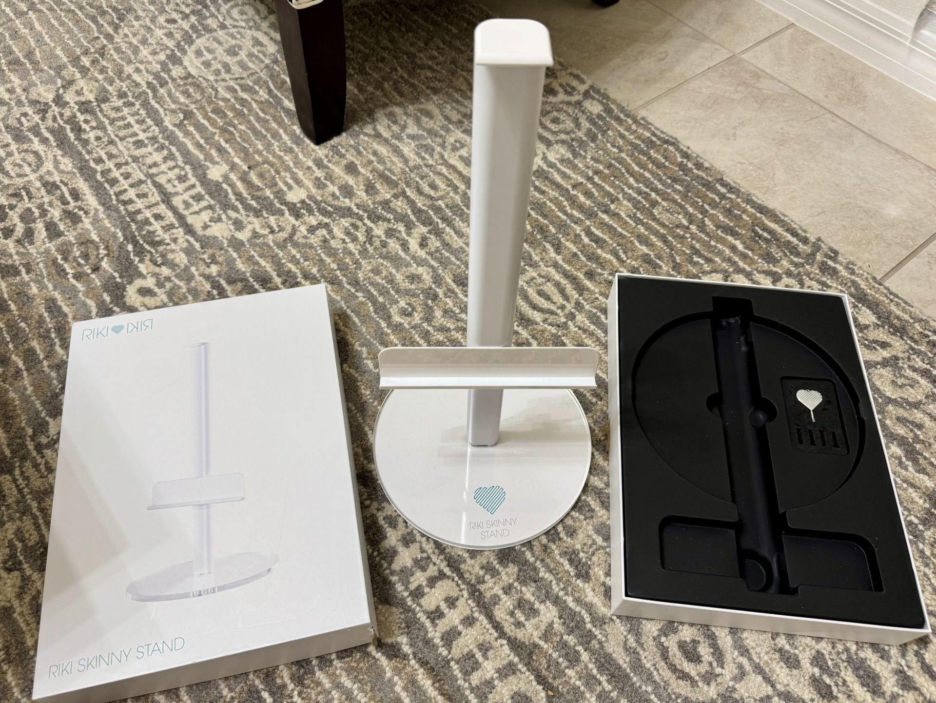 Rikki Skinny Vanity Stand Color White