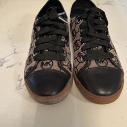 Michael Kors  Size 7   /1/2  Ladies 