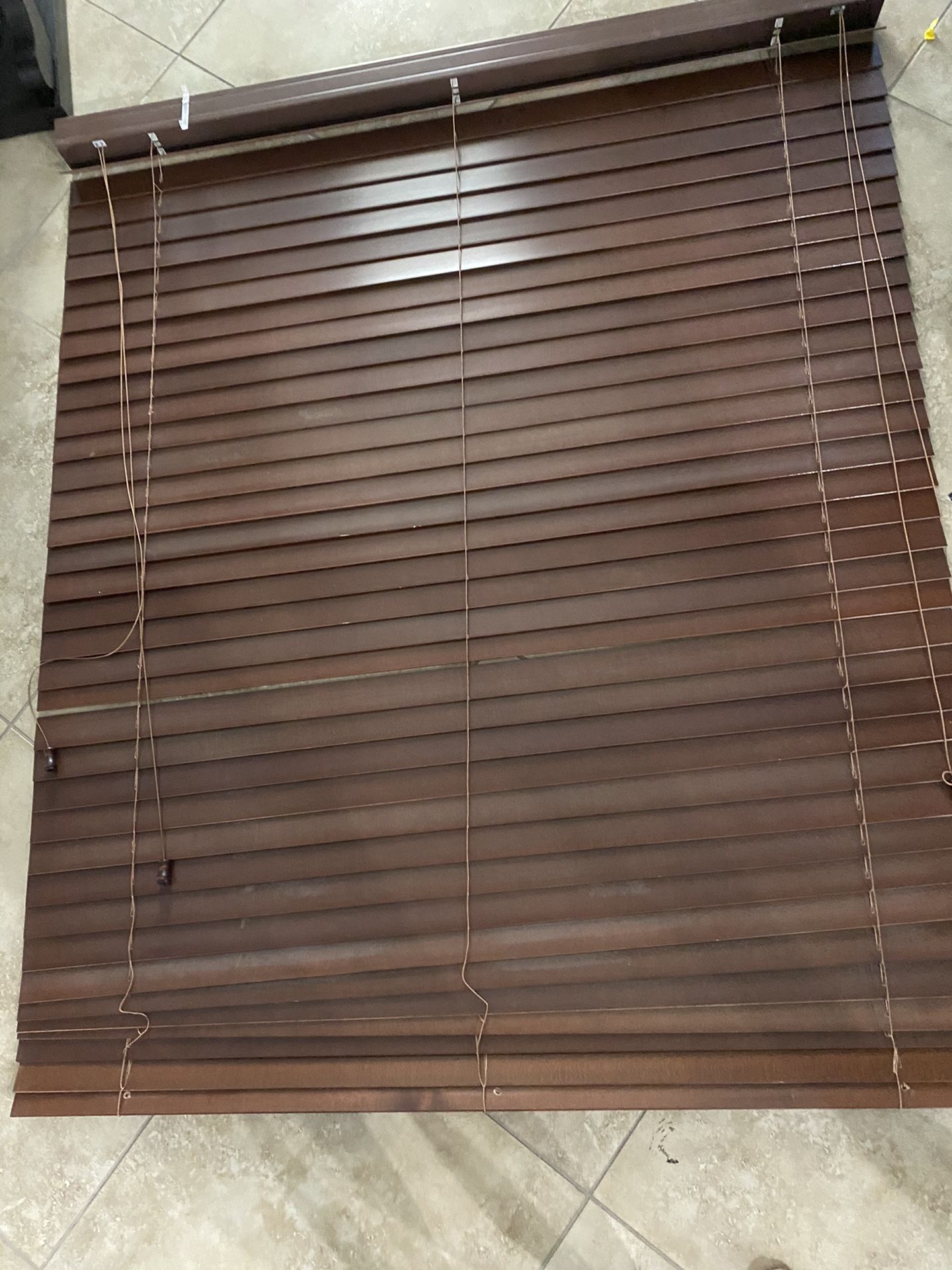 Cortinas De Madera Para Ventanas Y Una Puerta De Corredera