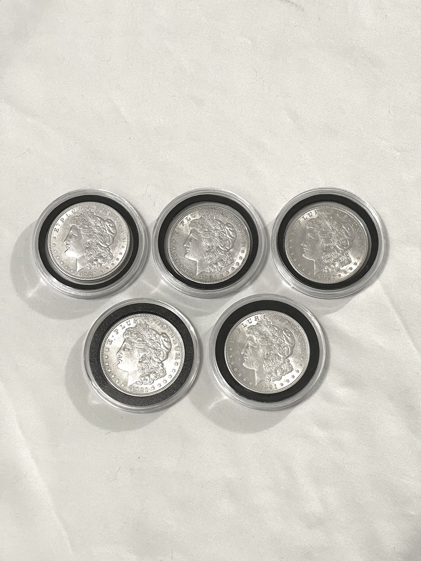 About Uncirculated-AU(50) Sealed In Capsules 1921 Morgan Silver Dollars. Total Of Five. Valued At $90 Each On Us Coin Book In This Condition.