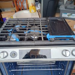 Brand New Gas Stove And Oven With Removable Grill,.Air Fryer, WiFi Me Er Used