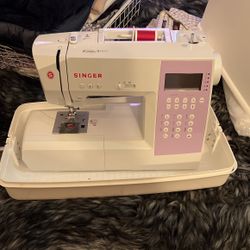 Singer H74 Sewing Machine With Storage 