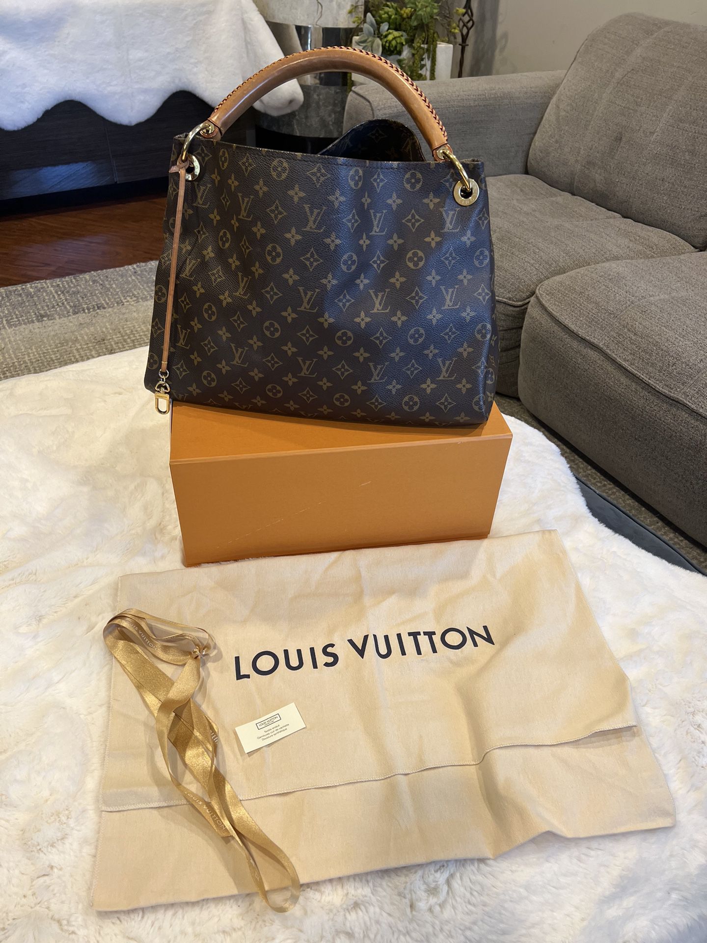 Authentic Louis Vuitton Handbag. 