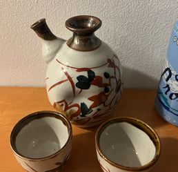 TOKKURI  SAKE  BOTTLE  CUPS BEAUTIFUL CERAMIC 