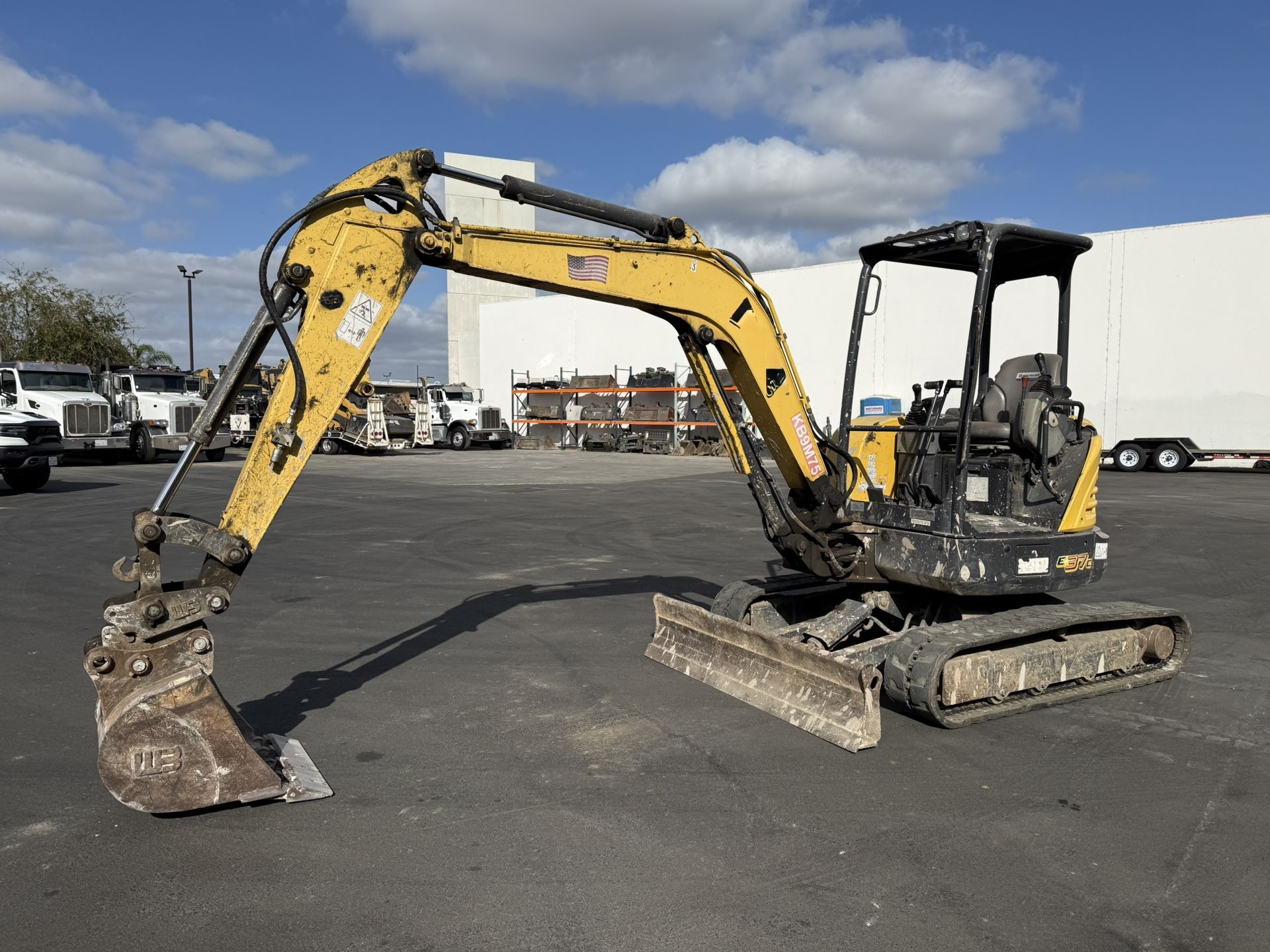 NEW HOLLAND E37C MINI EXCAVATOR