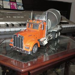 Ray Diecast,plastic 1/32 scale Kenworth W900 Cement Mixer Truck
