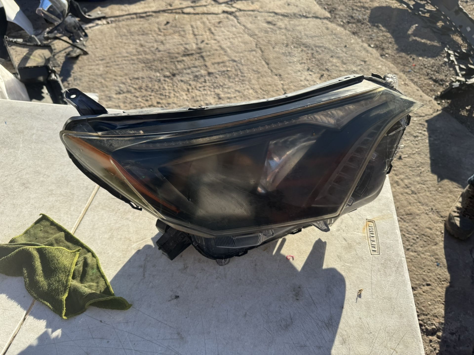 Toyota RAV4 Right Headlight Oem