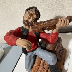 VINTAGE 1973 DAVID KAPLAN JUDAICA CHALKWARE FIDDLER ON THE ROOF STATUE, 706/2500