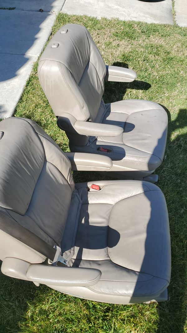 Toyota Sienna CENTER ROW car seats for Sale in Chula Vista, CA - OfferUp