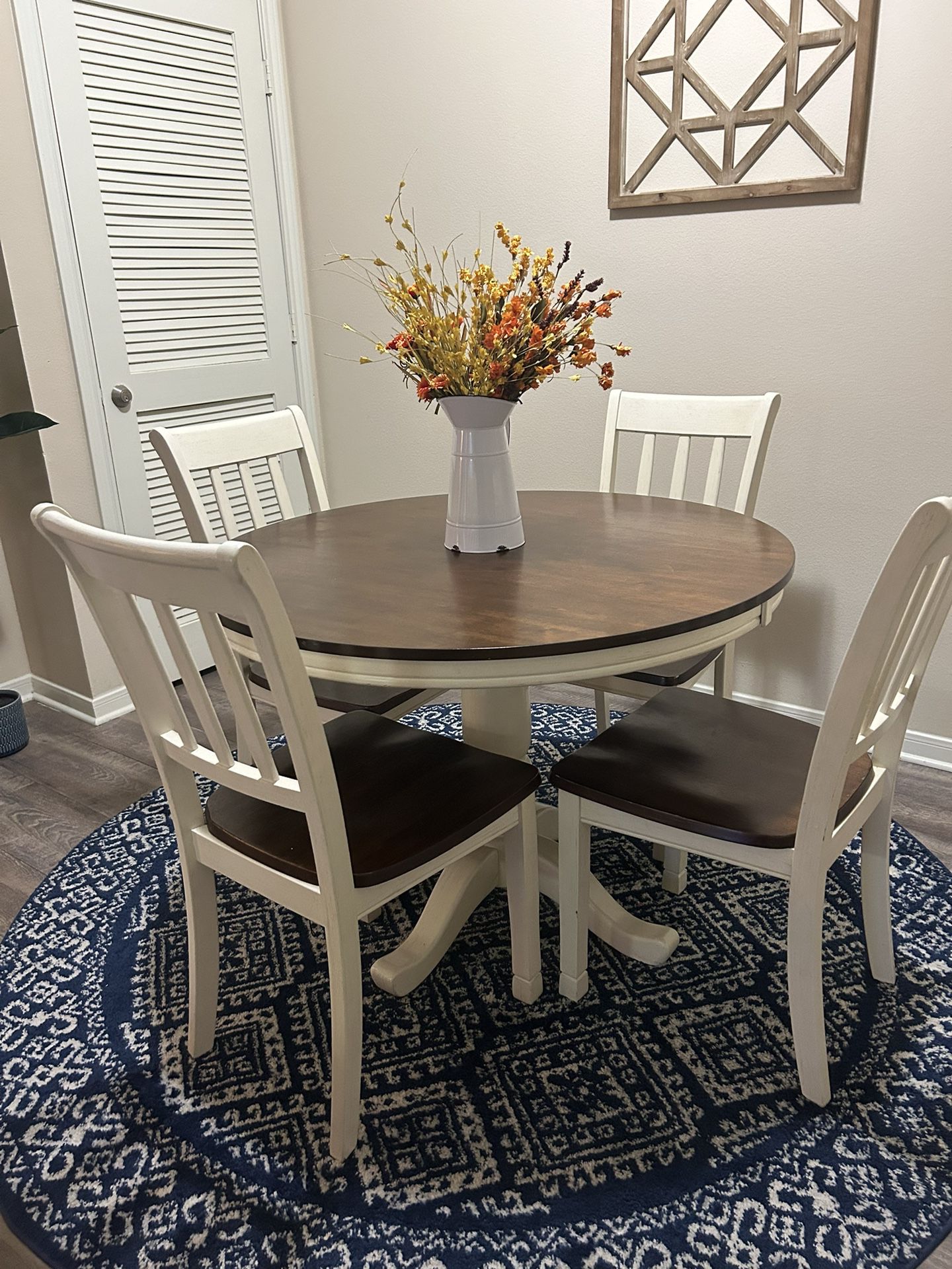 Whitesburg Dining Table W/ Chairs