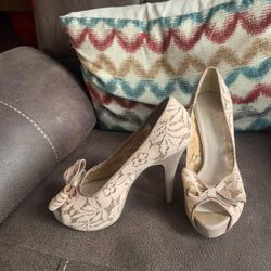 VERY CUTE BEIGE HIGH HEELS