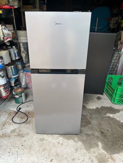 4.5 cu ft Midea mini fridge with freezer