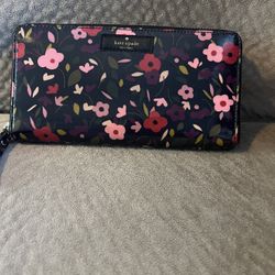 Kate Spade New York Cameron Street Black Multi Flowers Wallet in Excellent Condition 