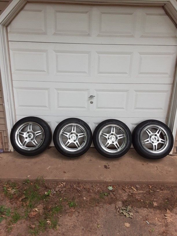 Voxx MG3 (4X114.3) 15" Wheels With 195/55R15 Tires
