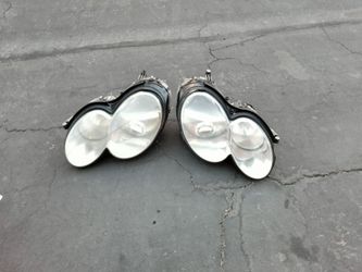 2003-2008 Mercedes SL500 headlights Xenon Hid with all the accessories and lights bulbs OEM.