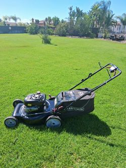 Lawnmower Craftsman Self-Propelled Briggs and Stratton