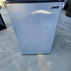 Magic  Chef Refrigerator  4.4 cu