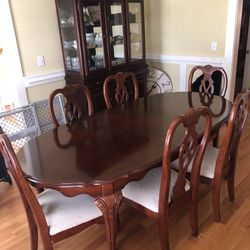 Beautiful Hardwood Dining Room Table W 6 Chairs and Leaf