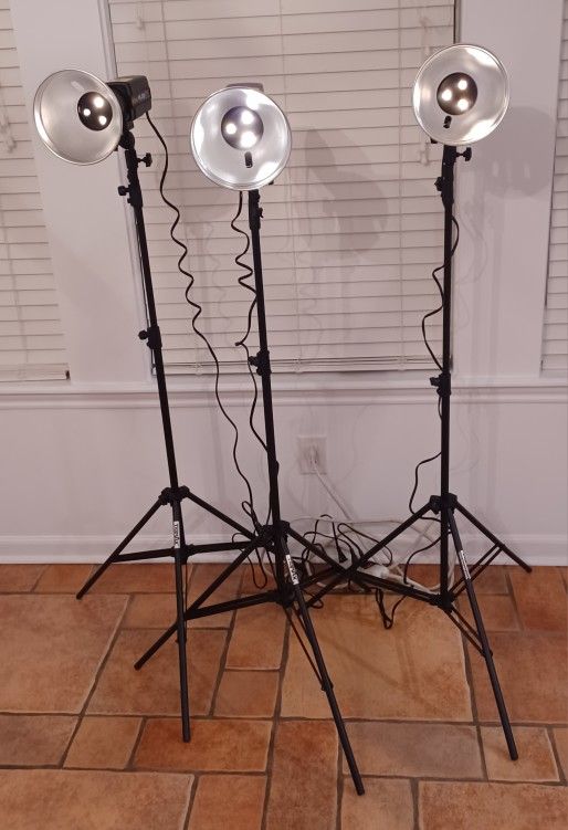 3 x BRITEK PS-200 professional Studio Lights With Stands