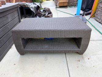 * Excellent condition outdoor patio brown wicker  coffee table