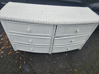 White Wicker Furniture Set in great shape..Glass Top Included