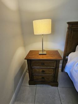 Mesa De LuZ De Ratan Y Lampara De Noche