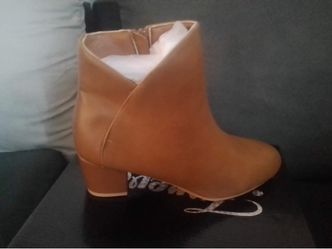 New women’s boots size 9