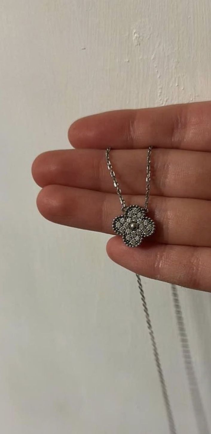 Need Everything Gone Today Send Offers! Diamond Pass Diamond Test Clover Pendant Necklace