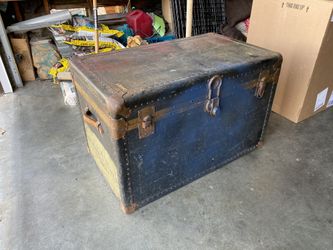 Vintage coffee table trunk