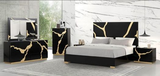 Brand New Black & Gold 4pc Queen Bedroom Set (Available in Eastern King)