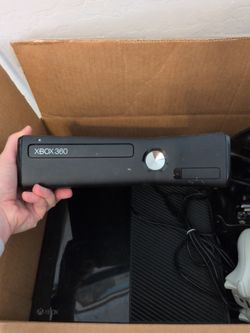 XBOX 360 with Kinect and 4 Remotes