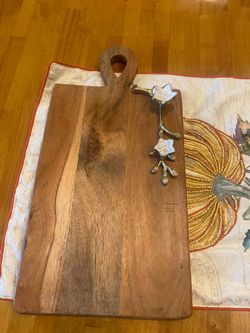Acacia wood & metal flower 3 d design charcuterie/ cheese board with handle. 17.5 x 9 inch. Kitchen