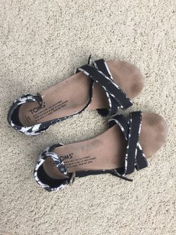 Girls youth Toms Sandles size 1