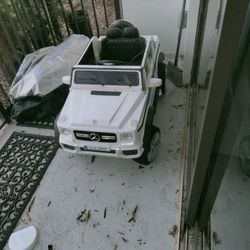 Mercedes Kids Ride Along jeep